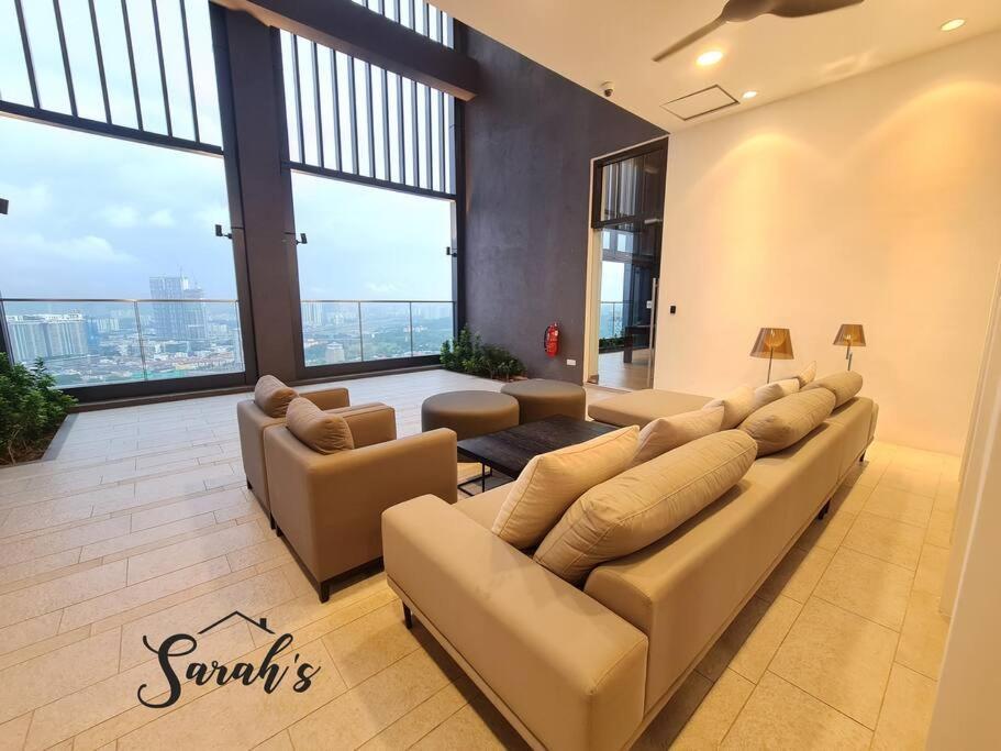 Lucentia World Class Facilities Infinity Pool Stunning View Apartemen *